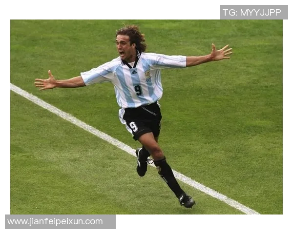 全球足球明星排名前十的传奇球员及其辉煌成就解析 全球足球明星排名前十的传奇球员及其辉煌成就解析