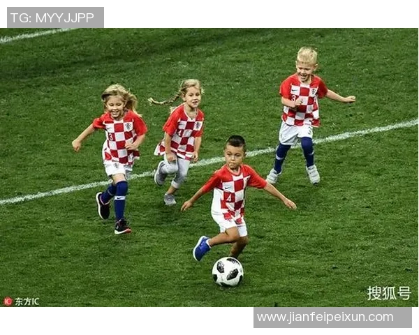 克罗地亚足球明星与孩子们的温馨时刻与梦想启航