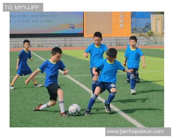 足球踢蛋蛋的趣味挑战赛让你体验不一样的运动乐趣与团队合作精神